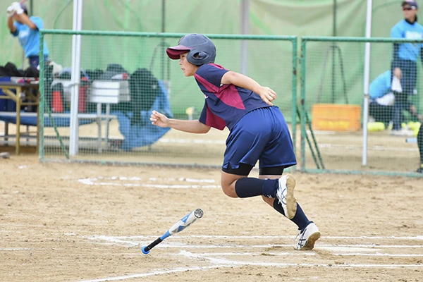 バッターが１塁へ走っている写真